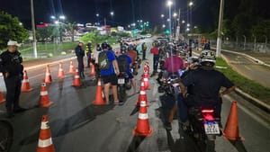 Operação Lei Seca na Avenida 31 de Março flagra 30 motoristas sem CNH