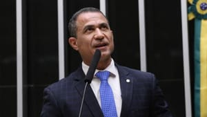 Coronel Assis conclui leitura de relatório de PEC que reduz maioridade penal para 16 anos