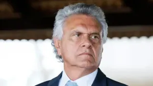 Caiado diz que Flávio Bolsonaro vive momento “delicado” após vazamento envolvendo Vorcaro