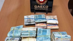 Operação do Gaeco apreende drogas, armas e mais de R$ 500 mil de facção; veja vídeo