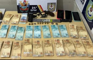 Polícia Militar prende dupla por tráfico de drogas e apreende revólver e R$ 22,7 em dinheiro