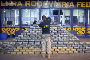 PRF apreende mais de 500 quilos "supermaconha" em fundo falso de caminhão