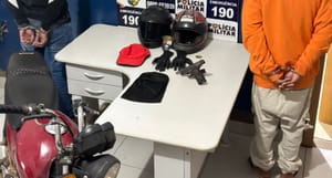 PM prende dupla de faccionados suspeita por homicídio; pistola foi apreendida