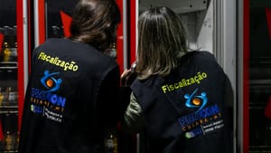 Operação em Cuiabá apreende produtos vencidos, emite notificações e orienta sobre poluição sonora