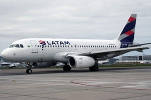 TJ manda Latam indenizar família de MT em R$ 8 mil por atraso em voo e falta de assistência
