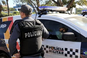 PM resgata casal mantido em cárcere e prende 5 integrantes de facção criminosa