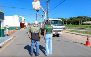 Operação remove fios irregulares da Avenida Carmindo de Campos neste domingo