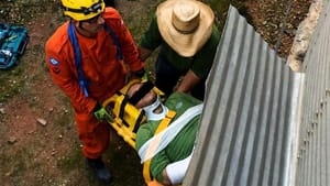 Bombeiros socorrem homem após queda de 7 metros de altura em silo de grãos