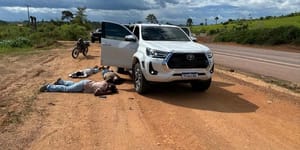 Três homens são executados com tiros na cabeça ao lado de Hilux; veja vídeo