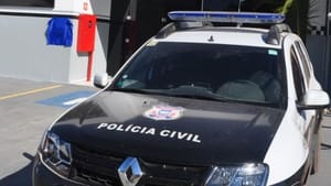 Criança de 13 anos leva marretada na cabeça após defender a mãe agredida pelo padrasto