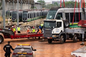 Governo de Mato Grosso realiza leilão de trilhos, postes e vigas de obras de VLT