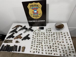 PC intercepta dupla com armas e drogas durante transporte em MT