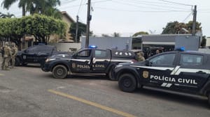 Professor é suspeito de usar alunos em fraude para financiar carros de luxo, aponta polícia