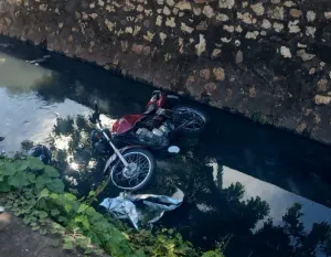Vídeo mostra motociclista caindo dentro de córrego após perseguição da PM em Cuiabá