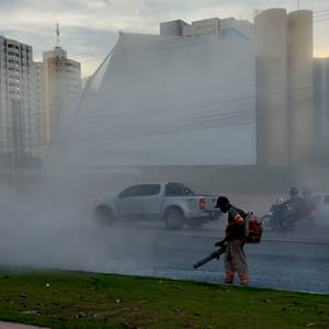 Assoprador espalha poeira e causa caos no trânsito da Avenida do CPA em horário de pico