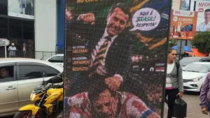 Montagem com Bolsonaro em telões provoca revolta no Paraguai e termina com painel destruído