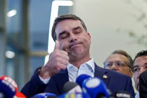 Suspeita de lavagem de dinheiro pode tirar Flávio Bolsonaro da disputa presidencial