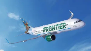 Homem invade pista, é atingido por avião e voo termina em pânico e evacuação nos EUA