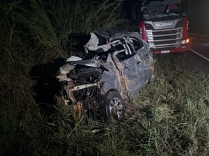 Jovem morre após carro bater contra carreta na MT-010 em Cuiabá; vítima tinha 26 anos