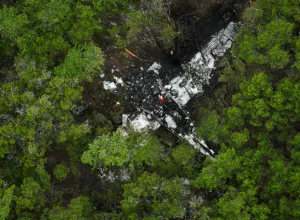 Avião com atletas se desintegrou no ar após falha em sistema anti-gelo, aponta relatório dos EUA