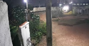 Vídeo mostra momento de confronto entre PM e dupla suspeita de roubos em Cuiabá