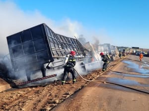 Acidente com carretas provoca incêndio, interdita BR-163 e assusta motoristas em MT