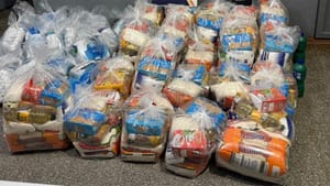 Mulher é presa com 45 sacolões com alimentos e produtos de limpeza de facção criminosa