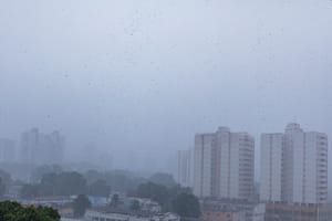 Frente fria chega a MT, muda o tempo e coloca fim no calorão; chuva já causa alagamentos