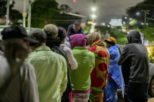 Com frio intenso, Prefeitura distribui 200 marmitas e 100 cobertores para moradores em situação de rua em Cuiabá