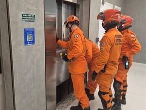 Elevador despenca do 5º andar com nove pessoas e mobiliza bombeiros em Cuiabá