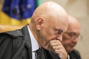 Flávio pede ao STF que declare Alexandre de Moraes suspeito em caso sobre Daniel Vorcaro