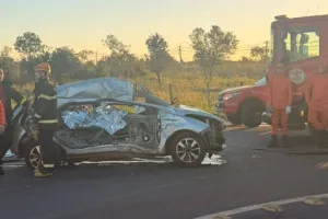 Motorista e dois adolescentes morrem após carro atingir caminhão parado na Estrada da Guia