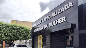 Homem é preso acusado de violência doméstica; acusado resistiu à prisão e ameaçou tirar a própria vida