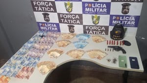 Suspeito é preso em ponto de venda de drogas com $ 9,1 mil em dinheiro e arma de fogo