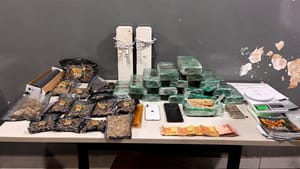 Dupla é presa pela PM em VG com 15 tabletes de pasta base e 487 comprimidos de ecstasy