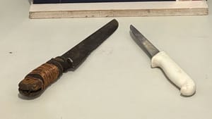 Homem tenta matar duas pessoas com golpes de faca; suspeito confessou e foi preso pela PM