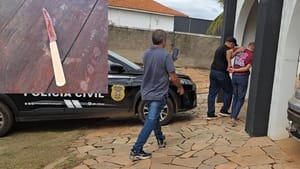 Mulher tenta defender amiga que era agredida pelo marido e leva facada; homem foi preso