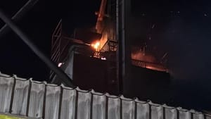 Bombeiros combatem incêndio de grandes proporções em secador de grãos no interior de MT