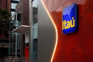 Banco Itaú é condenado a indenizar aposentado em R$ 11,9 mil por cobranças indevidas