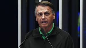 Arma de Jair Bolsonaro é apreendida com militar em blitz no Distrito Federal