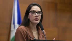 Janaina Riva cobra respostas para servidores após investigação sobre Banco Master