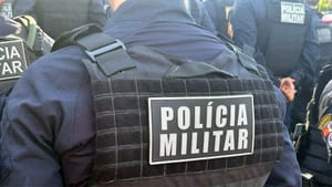 PM prende homens por provocar princípio de incêndio e pichar shopping em Cuiabá