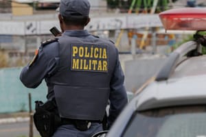 PM localiza mulher que fugiu de agressões e ameaças e prende homem com 2 espingardas
