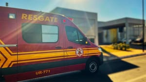 Bombeiros socorrem gestante após parto em veículo às margens; mãe e bebê passam bem