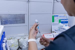 Boletim aponta queda histórica da Covid-19 e crescimento da gripe em Cuiabá