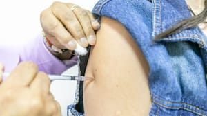 Prefeitura de Cuiabá reforça orientações após Ministério da Saúde suspender vacina contra dengue