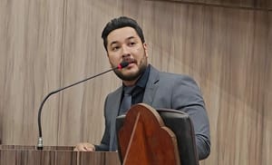 Vereador levanta suspeita sobre incêndio em depósito da Educação: "Queima de arquivo"