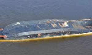 Barco vira após atingir galhada e pescador morre afogado mesmo usando colete salva-vidas em MT