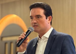 Com apoio de mais de 130 vereadores, Léo Bortolin amplia base e se destaca por vaga na ALMT