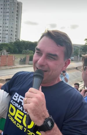 Flávio Bolsonaro chega a Cuiabá e é recebido por apoiadores durante 29ª Marcha para Jesus